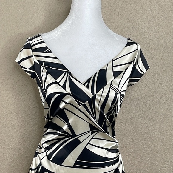 Maggy London Women’s Abstract Cap Sleeve Fitted V-Neck Satin Dress Ruched Sz 6 - Picture 2 of 10